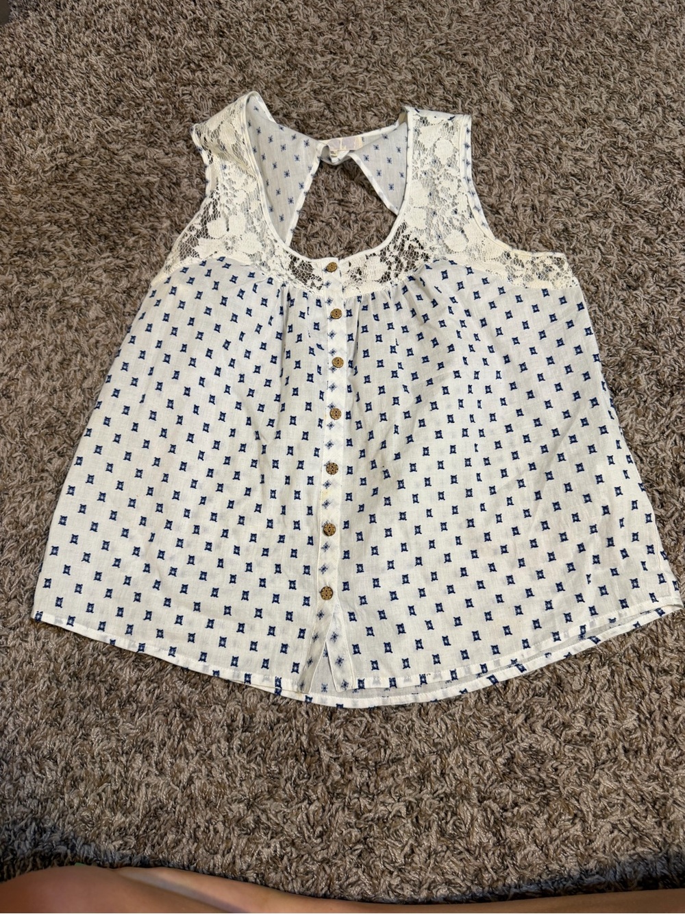 Women’s jolt pattern lace tank. Size medium